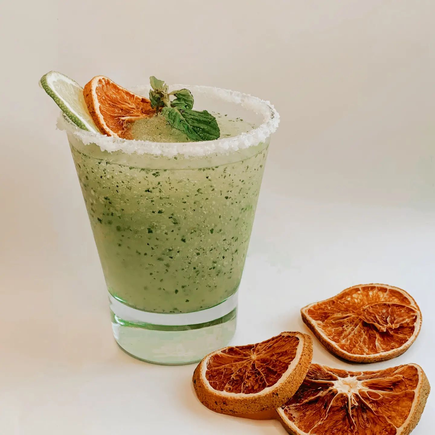 Coctel verde con menta