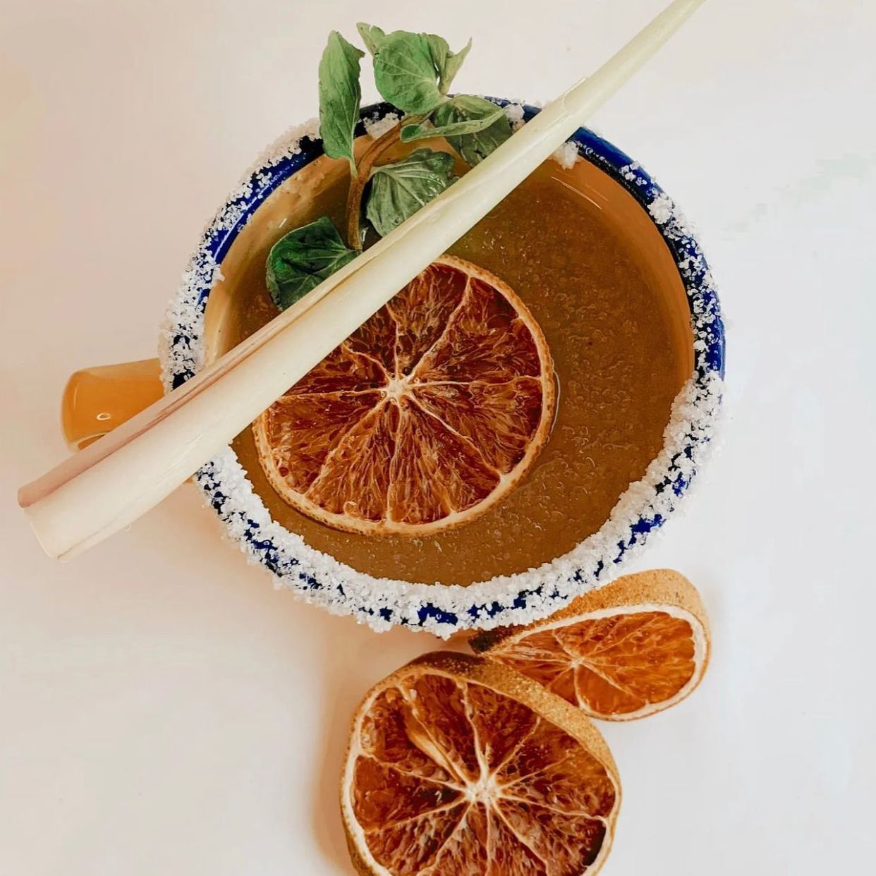 Coctel con orange y romarin
