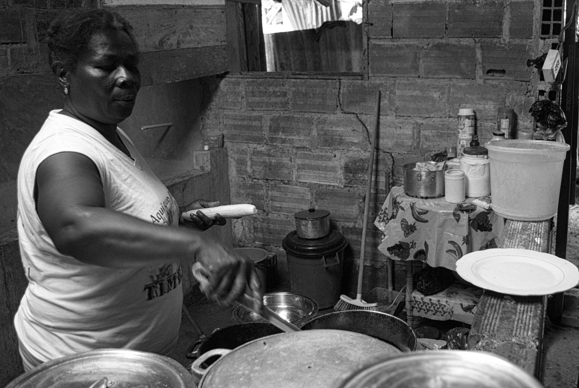 Oliva Bonilla cocinando en Timbiquí